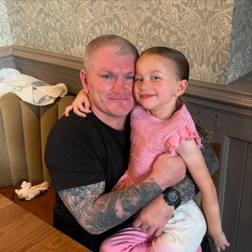 Ricky Hatton bersama cucunya. (instagram boxingnewsplus)